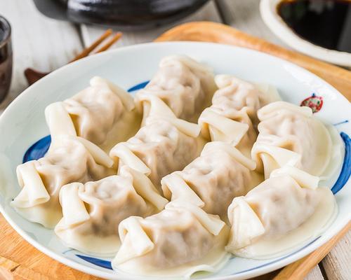 白菜猪肉馅饺子的制作方法（用新鲜白菜和猪肉，做出香气四溢的美味饺子）