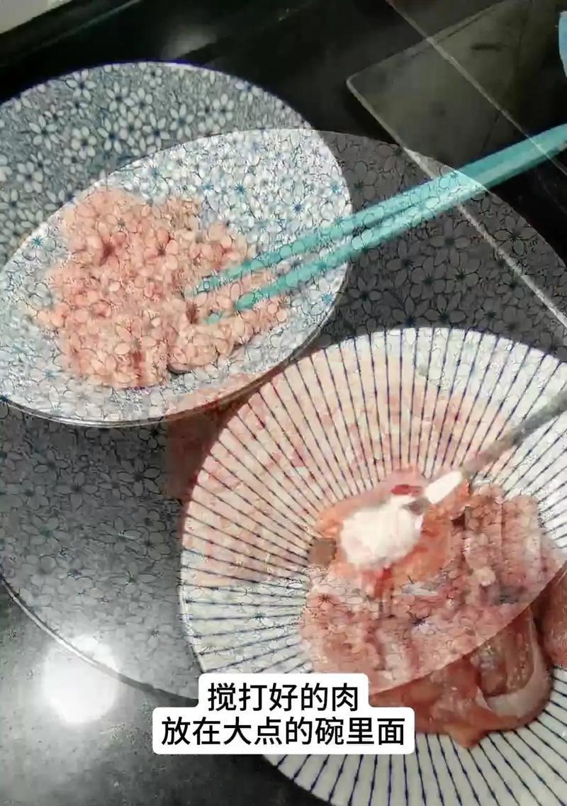 如何制作香脆美味的炸肉粒（用油炸出肉香四溢的健康小吃）