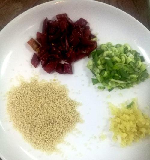 炸烹茄条——又香又脆的家常小吃（用最简单的方法，制作美味可口的茄条）