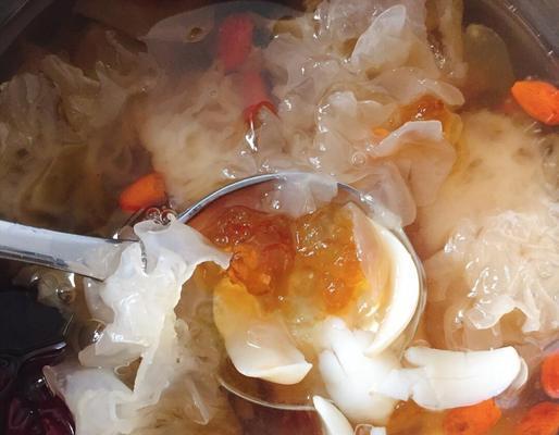 鲜炖桃胶皂角米银耳糖水的制作方法（用清热润肺的古法熬制，健康又美味）