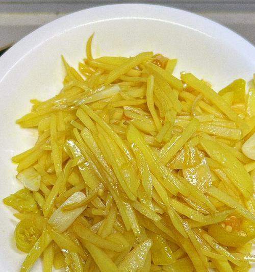 手把手教你做美味蒸酸辣土豆丝（传统菜肴，口感鲜美，健康营养！）