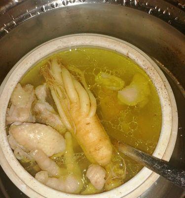 用鲜人参鸡煲炖出健康美味（家庭营养餐的不二选择）