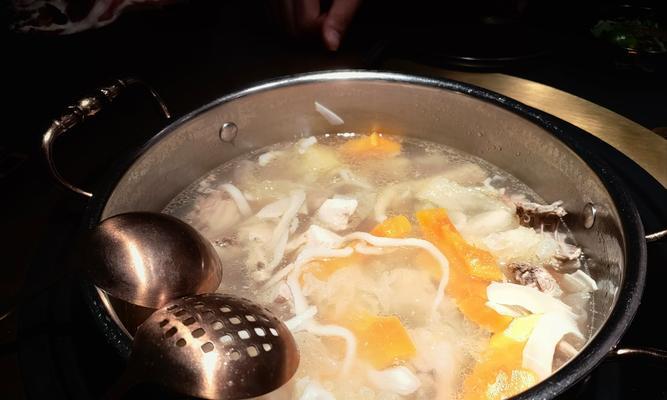 椰子鸡的制作与口感分享（椰香浓郁、鲜嫩多汁的家常美食）