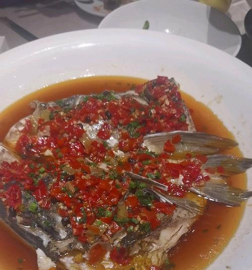 香辣鲢鱼头的制作方法（一款美味的家常菜肴，让你垂涎欲滴）
