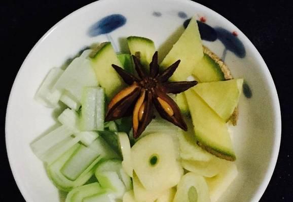盐焗红头鱼的做法（一道美味健康的海鲜佳肴）