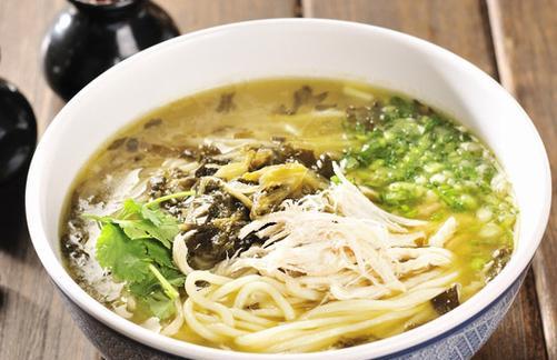 香菇鸡丝酸菜米线的制作方法（学会这道美味，让你成为家庭大厨）