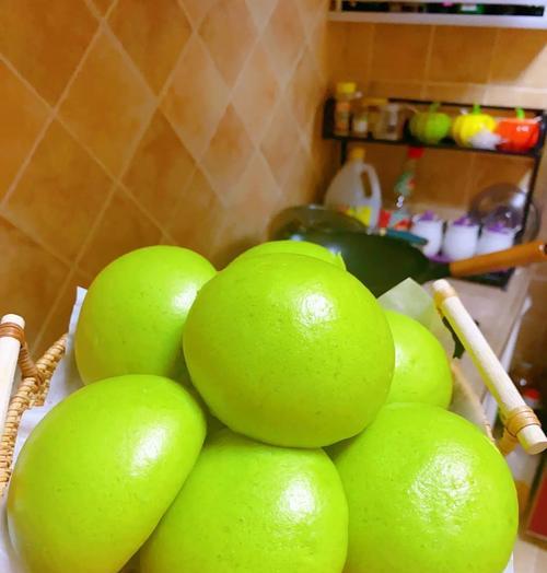 教你制作美味菠菜包子（菠菜包子做法详解，让你轻松做出口感松软、馅料丰富的好味道）