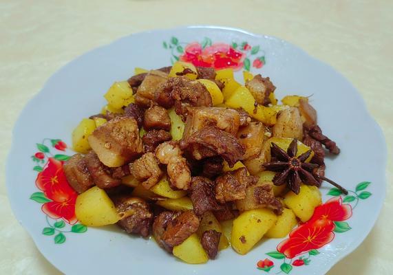 砂锅土豆红烧肉的家常做法（美味可口，简单易学）