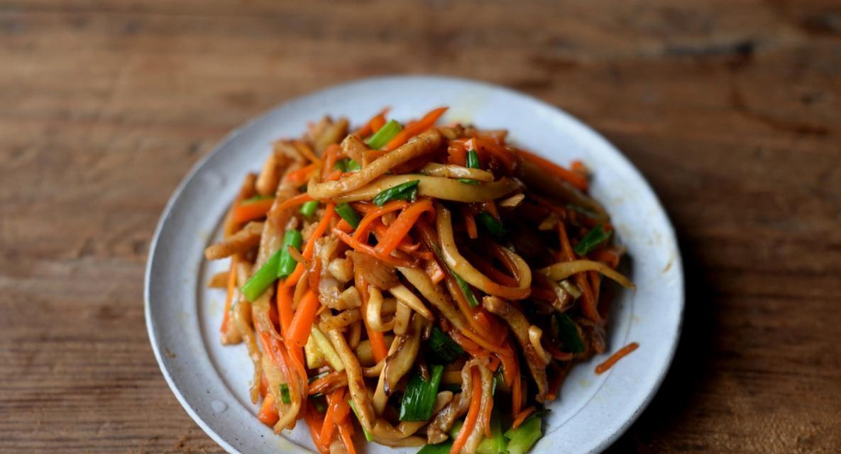 杏鲍菇双椒炒鸡丝，鲜美可口的家常美食（色香味俱佳，健康营养的一道佳肴）