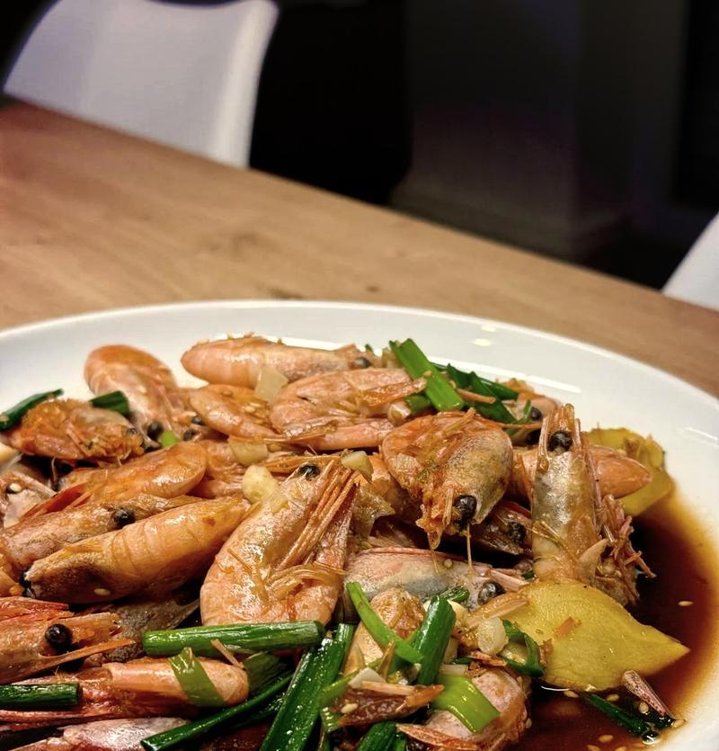美食秘笈——以油爆虾为主的中餐做法（让你在家也能享受美味的餐点/中餐做法大揭秘）