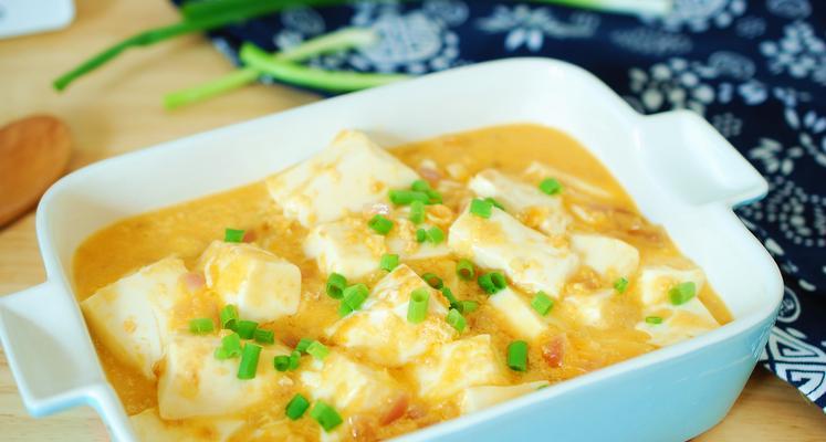 蟹黄豆腐的制作方法（美味可口的海鲜食品）