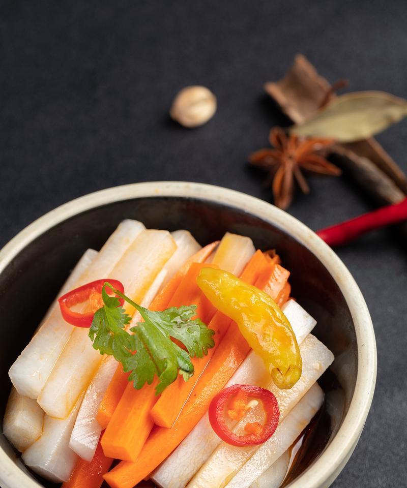 酸辣白萝卜的做法（爽口美味的家常小菜）