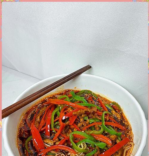 双椒肉丝炒饭制作全解密（中餐美食，家庭小厨的必备技能，用肉丝和双椒点缀的炒饭）