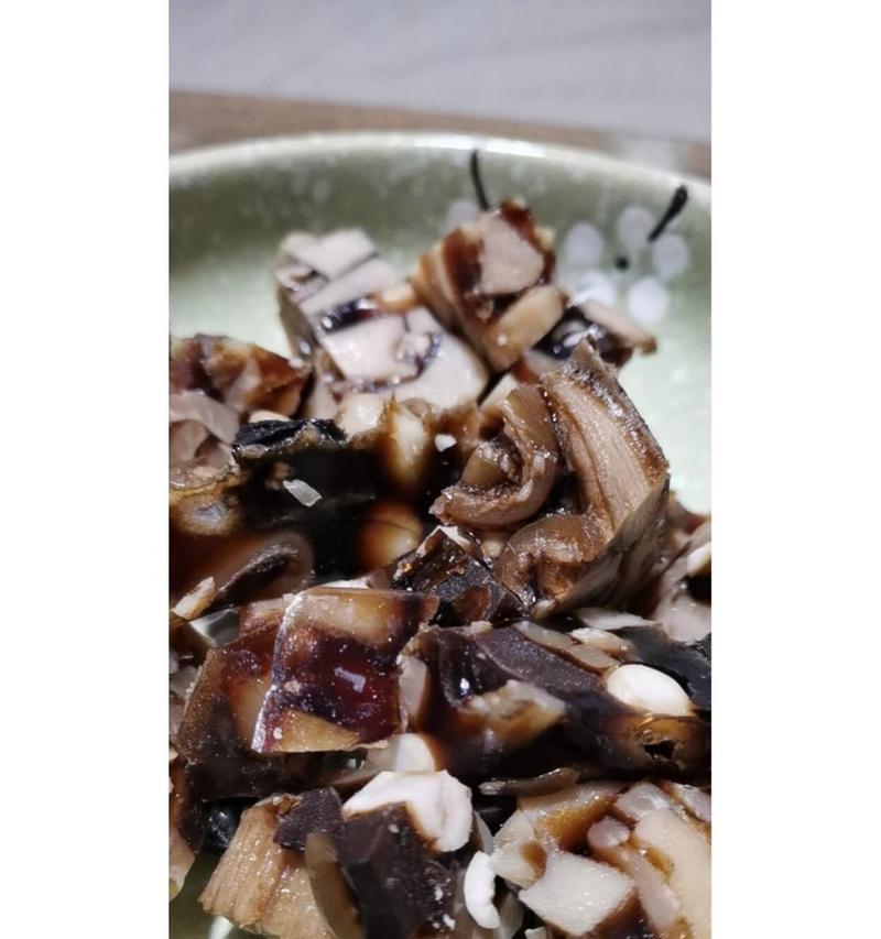 自制五香皮冻——传统风味的美味佳肴（用五香调味品尝古老饮食文化的味道）
