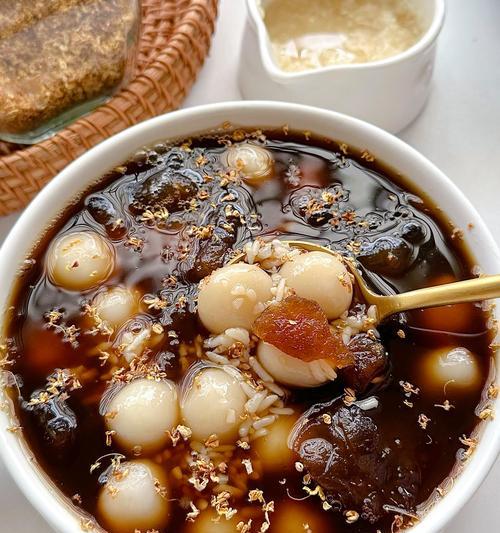 手工双色小汤圆制作教程（传统美食的回味与创意玩味）