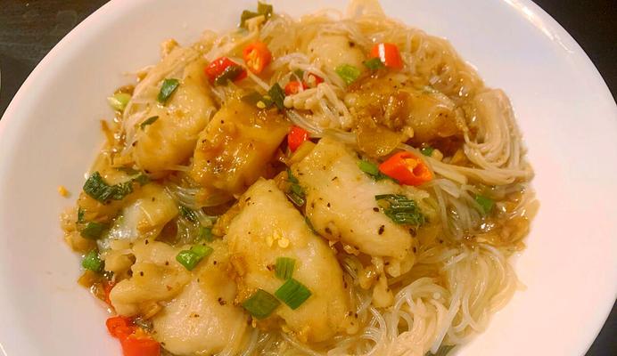 美味健康的蒜蓉粉丝蒸鱼（以鲜香鲜美、营养丰富为特点的家常菜）