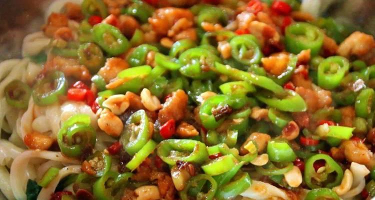 从面粉到饱口福，轻松学会制作手撕面（从面粉到饱口福，轻松学会制作手撕面）
