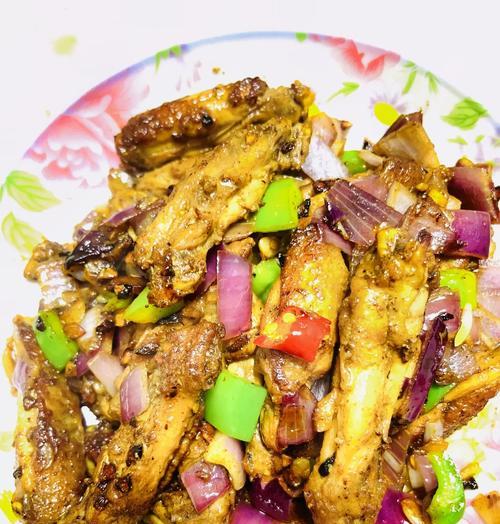 一碗美味的圆椒炒饭（用新鲜圆椒和优质米粒烹制，营养又美味）