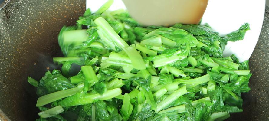如何制作美味的蒜香小白菜（用简单的步骤，打造健康的小炒菜）