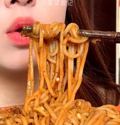 炸酱拌蔬菜米线的制作方法（健康美味，快速做法让你吃出好身材）