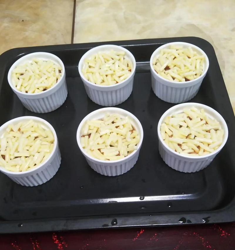 美味芝士焗火腿土豆泥（用烤箱轻松做出鲜香可口的烤菜）