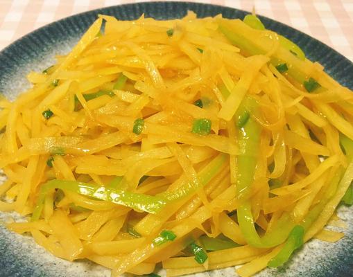 酸辣胡萝卜青椒土豆丝的制作方法（做出口感脆爽、口味鲜美的家常菜）