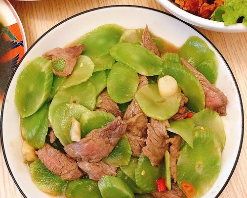 美味健康的莴笋炒牛肉（清爽鲜美，营养丰富的一道家常菜）