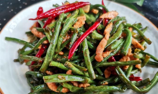 蒜香肉丝豇豆的做法（家常美味，健康营养，唇齿留香）