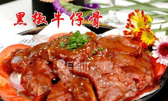 鲜嫩美味，铁板牛仔骨的做法（家庭厨艺必备，手把手教你制作美味铁板牛仔骨）