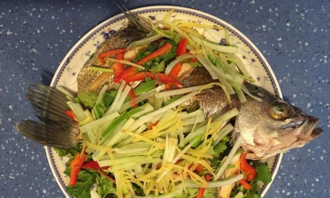 彩椒焗烤海鲈鱼的做法（用色香味俱佳的彩椒让海鲈鱼更加美味）