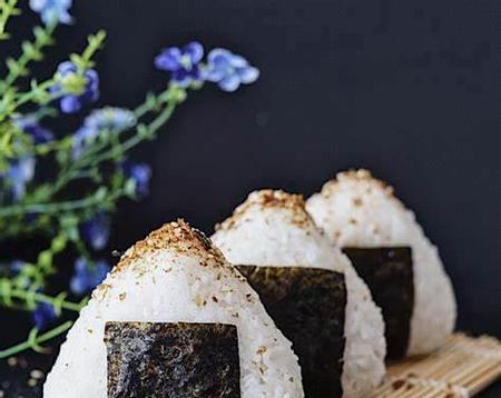美味健康的杂量鲑鱼饭团（教你轻松制作营养丰富的鲑鱼饭团，让你的午餐变得更加健康）