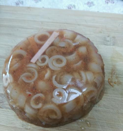 自制蔬菜汁肉皮冻的做法（健康美味，营养丰富）