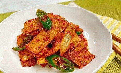 鱼饼炒豆角的做法（家常菜肴之美味搭配）