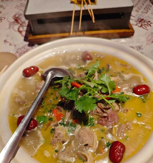 一口暖心羊肉砂锅煲（家常美食热烈上桌，滋味入骨润心田）