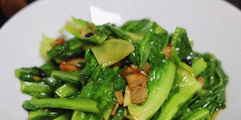 如何用猪油渣炒出美味青菜（用传统风味打造味蕾盛宴）