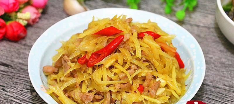 如何制作美味爆炒肉片土豆丝（掌握关键步骤，让你的餐桌更美味！）