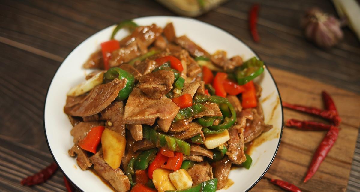 营养美味的猪肝炒胡萝卜片做法（传统美味搭配，让你的味蕾享受滋味）