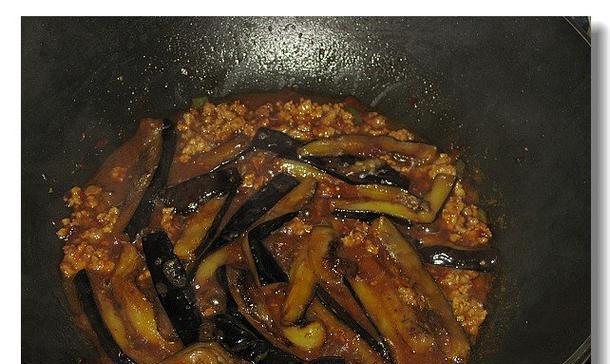 如何用肉丝扒茄子，让你的家人大饱口福（美食烹饪教程，佳肴掌握妙方，茄子口感清香独特）