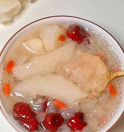 营养美味的银耳炖红枣（一道简单易做的补血佳品）
