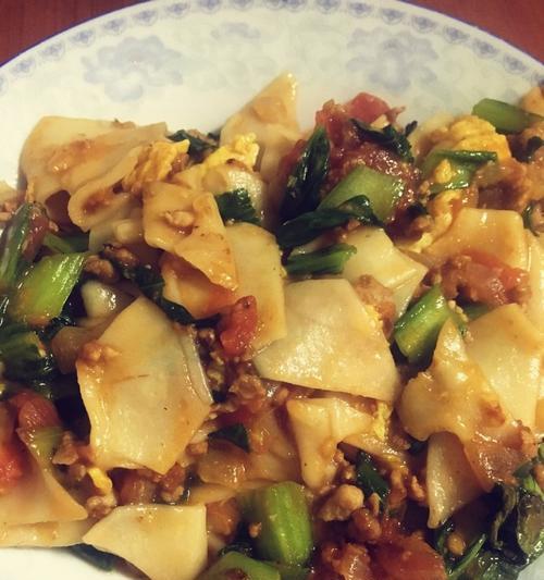 美食制作教程（美味健康，丰富多彩的菜肴，实现家庭的烹饪梦想）