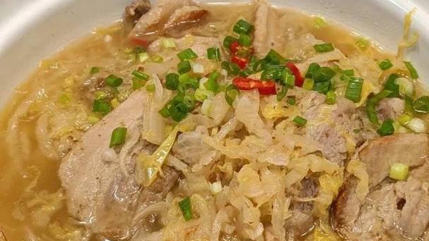 酸菜炖肉，美味又营养（家常美食，轻松入手）