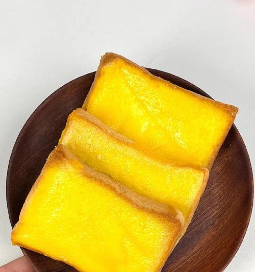 轻松做出美味的油炸香蕉土司（用简单的食材，享受极致的味觉体验）