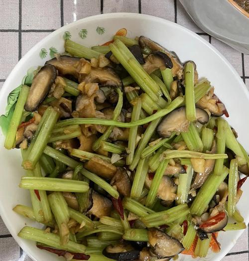 健康又美味，素炒芹菜的制作方法（营养丰富的芹菜，如何烹饪最好吃？——素炒芹菜的制作过程详解）
