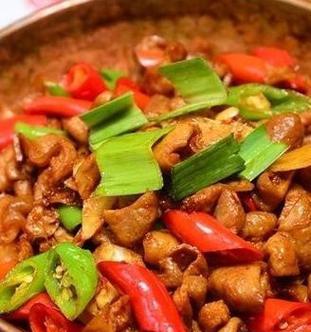 土豆蒸肥肠的做法（口感细腻，肥肠香浓，土豆清爽，一道美味的家常菜）