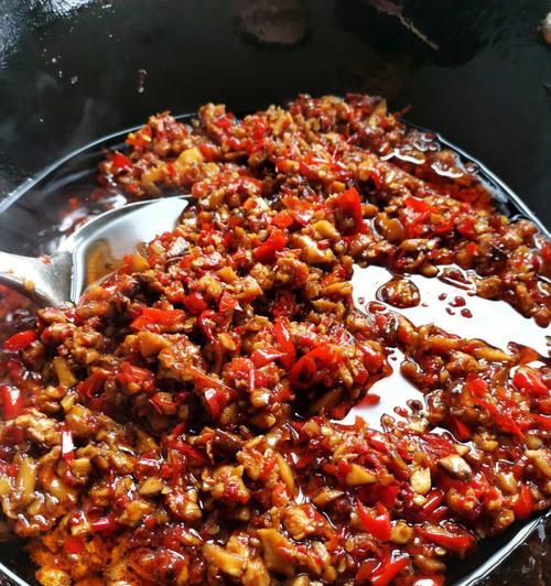 自制鸡肉酱板面的做法（轻松学会制作美味的鸡肉酱板面）