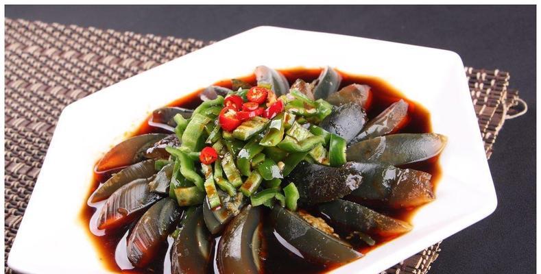 四川青椒皮蛋的制作方法（传承美味，家常美食，皮蛋的健康价值）