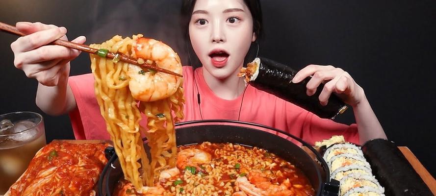 打造口感丰富的紫菜包饭配大虾沙拉（健康美味，味蕾与健康的完美结合）