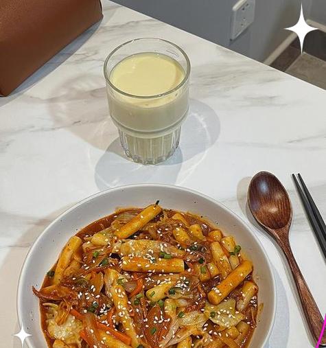 口感独特，好吃到停不下来——酸菜花生年糕卷的制作方法（传统美味的新变化，花生酸菜口感的完美结合）