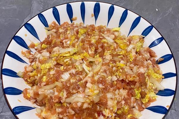 美味鲜香的猪肉木耳白菜饺子（传统美食的制作方法和独特口感）
